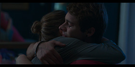 Escena de Erik (Germán Alcarazu) abrazando a su madre en la película El doble más quince